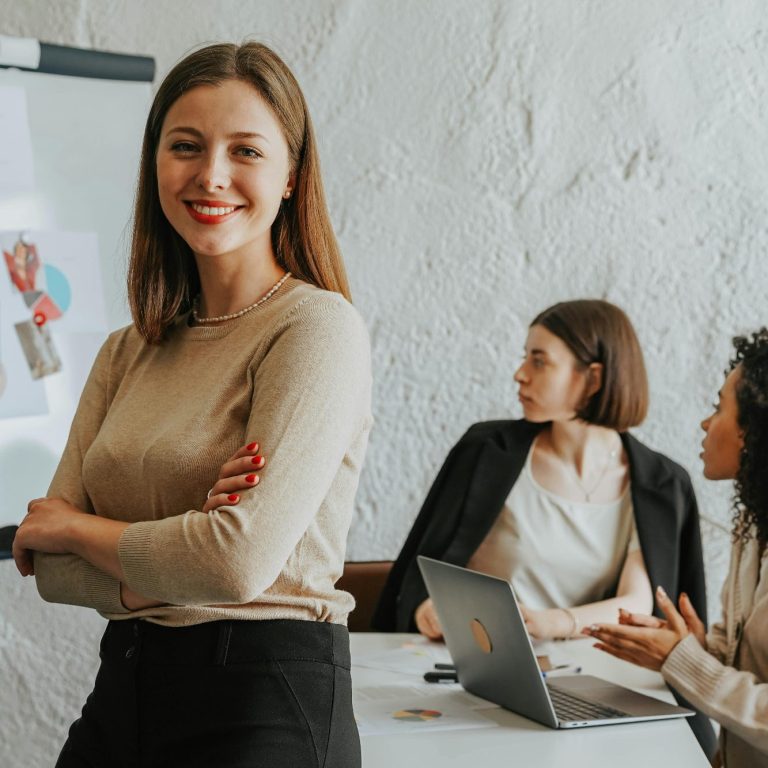 Frau mit Marketing Karriere lächelnd